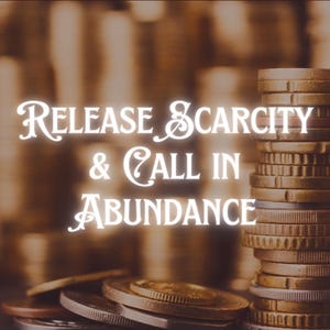 Puede incluir: Una pila de monedas de oro con el texto "Release Scarcity & Call in Abundance" superpuesto en la imagen.