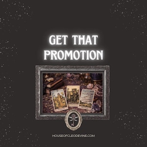 Op de afbeelding: Een donkergrijze afbeelding met de tekst "GET THAT PROMOTION" in het wit. In het midden een ingelijste afbeelding van tarotkaarten. De lijst is zwart en sierlijk. De website-adres "HOUSEOFCLEODIVINE.COM" staat onderaan.