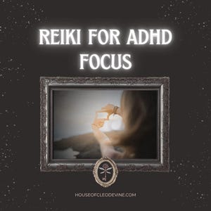 Könnte beinhalten: Dunkelgraues Bild mit dem weißen Text "REIKI FOR ADHD FOCUS". Ein gerahmtes Bild zeigt die Hände einer Person, die ein Quadrat bilden. Unter dem Rahmen befindet sich ein kleines ovales Emblem mit einer Libelle. Die Website-Adresse steht unten.