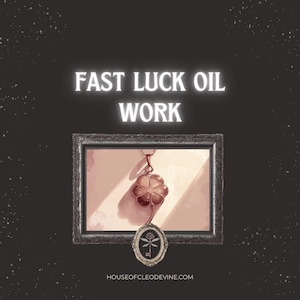 Puede incluir: Imagen que presenta una obra de arte enmarcada con un collar con colgante. El collar tiene un dije en forma de trébol y un dije ovalado con un diseño de libélula. El texto "FAST LUCK OIL WORK" está en la parte superior, con la dirección del sitio web en la parte inferior.