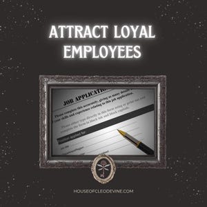 Puede incluir: Imagen con el texto "ATTRACT LOYAL EMPLOYEES" en blanco. Un formulario de solicitud de empleo enmarcado está centrado, con un bolígrafo encima. Un emblema decorativo está en la parte inferior. La dirección del sitio web está en la parte inferior.