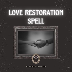 Op de afbeelding: Een afbeelding met de woorden "LOVE RESTORATION SPELL" in witte, gloeiende tekst. Daaronder staat een ingelijste zwart-witfoto van twee handen die elkaar vasthouden. Een klein, ovaalvormig embleem met een sleutelontwerp staat onder het frame. De website-adres staat onderaan.