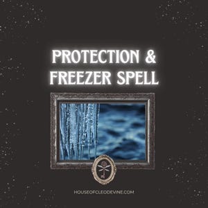 Könnte beinhalten: Dunkler Hintergrund mit den Worten „PROTECTION & FREEZER SPELL“ in weißem, leuchtendem Text. Ein gerahmtes Bild von blauen Eiszapfen und Wasser ist zentriert. Ein kleines, verziertes Oval mit einem Schlüsseldesign befindet sich unter dem Rahmen. Die Website-Adresse steht unten.