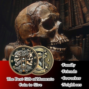 K&ouml;nnte beinhalten: Zwei goldfarbene runde M&uuml;nzen mit aufwendigen Designs. Die erste M&uuml;nze zeigt einen Sch&auml;del mit einer Sanduhr und Rosen. Die zweite M&uuml;nze zeigt ein Skelett, das eine Sanduhr mit einem Halbmond h&auml;lt. Der Text "Memento Mori" ist auf der zweiten M&uuml;nze eingraviert. Die M&uuml;nzen werden vor einem dunklen Hintergrund mit einem Sch&auml;del gezeigt.