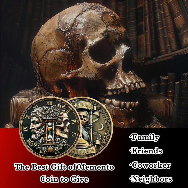K&ouml;nnte beinhalten: Zwei goldfarbene runde M&uuml;nzen mit aufwendigen Designs. Die erste M&uuml;nze zeigt einen Sch&auml;del mit einer Sanduhr und Rosen. Die zweite M&uuml;nze zeigt ein Skelett, das eine Sanduhr mit einem Halbmond h&auml;lt. Der Text "Memento Mori" ist auf der zweiten M&uuml;nze eingraviert. Die M&uuml;nzen werden vor einem dunklen Hintergrund mit einem Sch&auml;del gezeigt.