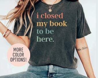 Ich habe mein Buch geschlossen, um hier zu sein Shirt Introvertierter Bücherwurm Shirt Lustiges Buch Nerd Shirt Buch-Liebhaber-Verein Shirt Bücherwurm Geschenk Buch-Liebhaber-Shirt