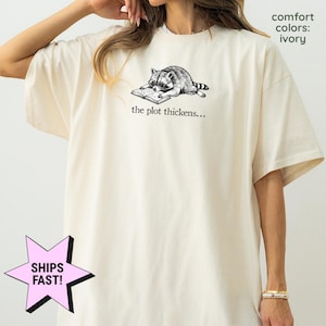 Maglietta Comfort Colors® The Plot Thickens, maglietta Bookish Raccoon, maglietta da lettura, regalo per amanti dei libri fantasy, regalo per topi di biblioteca, Trash Panda Bookish