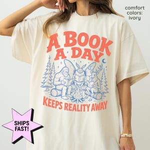 Maglietta del club del libro sui criptidi, maglietta divertente con Bigfoot e Mothman per amanti dei libri, regalo Comfort Colors® per lettori appassionati di criptidi, maglietta da campeggio per appassionati di libri