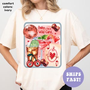 Camicia Comfort Colors® Western Wild Card, camicia Western Cherry, camicia Country Cowgirl, camicia Retro Mom, camicia alla moda da donna