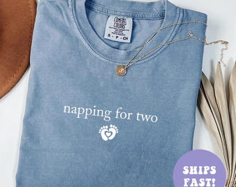 Camiseta Comfort Colors® Napping For Two, camiseta de anuncio de embarazo, camiseta de revelación de bebé, regalo para futura mamá, camisetas para mamá, camiseta de maternidad