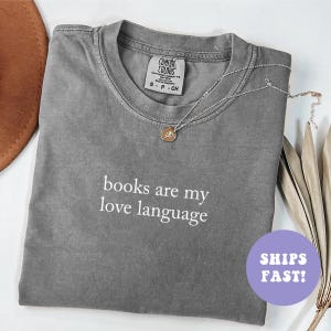 Comfort Colors® Bücher sind meine Liebe Sprache Shirt, Buchliebhaber Shirt, Leseratte Shirt für Valentinstag, süßes Lese Shirt, Geschenk für Leseratten