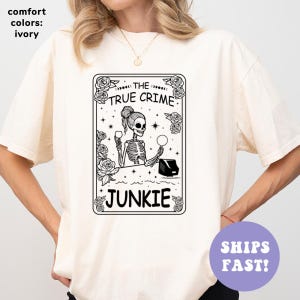 Comfort Colors® The True Crime Junkie-shirt, tarotkaartshirt skelet, shirt tarotliefhebber, shirt Witchy Vibes, trendy shirt voor vrouwen
