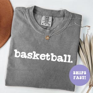 Comfort Colors® Retro Basketball Shirt, Basketball-Player-Shirt, Basketball-Liebhaber-Geschenk, Basketball-Shirt, Spieltag-Shirt, Sport-Mama-Shirt
