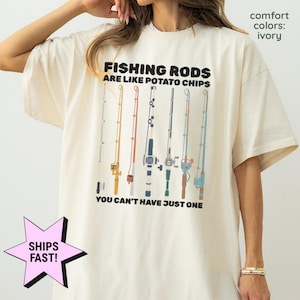 Puede incluir: Una taza de cerámica blanca con un asa negra y el texto "But First, Coffee" en un estilo manuscrito. La taza está sobre una superficie blanca. La taza mide 10 cm de alto.