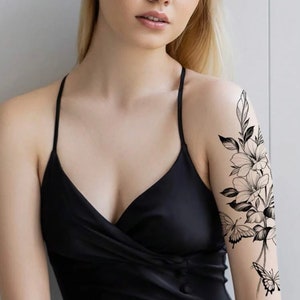黒と白のボヘミアン フローラル アレンジメント テンポラリー タトゥー 女性 男性 ユニセックス - 蝶と花のタトゥー - ヒップスター タトゥー - フェスティバル タトゥー
