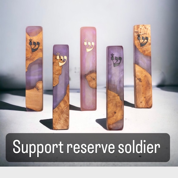 Estuche para mezuzá de madera de olivo hecho a mano con resina, fabricado en Israel.