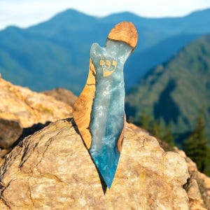 Estuche para mezuzá con forma de mapa de Israel elaborado en madera de olivo mezclado con resina, pieza única cada uno. En color azul Maldivas.