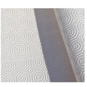 Könnte beinhalten: Weißer Tischschutz mit hexagonalem Muster. Der Schutz ist aus strapazierfähigem Material gefertigt und soll Ihren Tisch vor Kratzern und Flecken schützen.