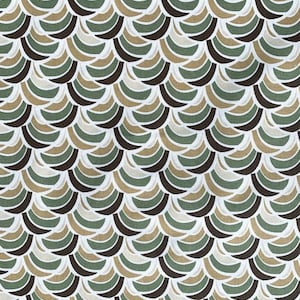 Könnte beinhalten: Ein nahtloses Stoffmuster mit einem sich wiederholenden Muster aus überlappenden braunen, grünen und beigefarbenen Halbmondformen auf weißem Hintergrund.