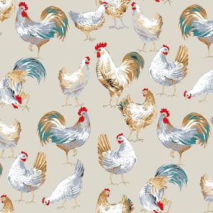 Peut inclure: Motif répété de poulets et de coqs dans diverses poses. Les oiseaux ont des crêtes rouges, des plumes blanches, beiges et grises, et des plumes de queue turquoise. Le fond est de couleur beige clair.