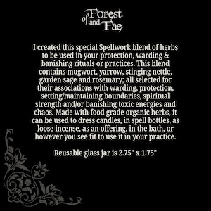 K&ouml;nnte beinhalten: Ein Schwarzwei&szlig;bild mit einem dekorativen floralen Rand. Der Text "of Forest and Fae" befindet sich oben im Bild. Der Text darunter beschreibt eine spezielle Kr&auml;utermischung f&uuml;r Schutz, Abwehr und Bannungsrituale. Der Text erw&auml;hnt auch, dass die Mischung Beifu&szlig;, Schafgarbe, Brennnessel, Garten-Salbei und Rosmarin enth&auml;lt. Der Text erw&auml;hnt auch, dass die Mischung aus lebensmitteltauglichen Bio-Kr&auml;utern hergestellt wird und zum Anziehen von Kerzen, in Zauberflaschen, als loser Weihrauch, als Opfergabe, im Bad oder wie immer Sie es f&uuml;r richtig halten, in Ihrer Praxis verwendet werden kann. Der Text erw&auml;hnt auch, dass das wiederverwendbare Glasgef&auml;&szlig; 2,75" x 1,75" gro&szlig; ist.