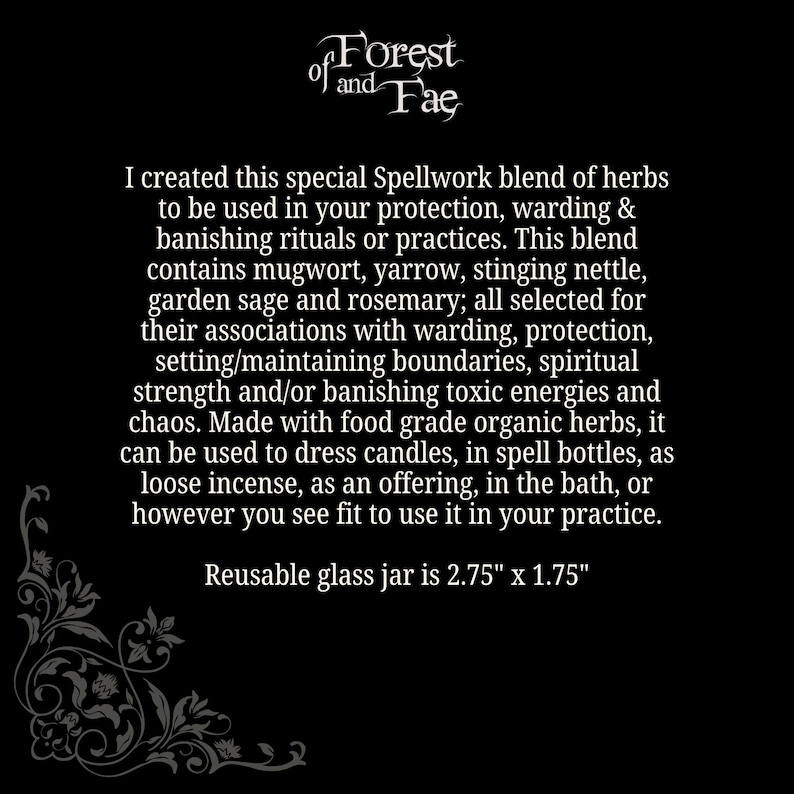 K&ouml;nnte beinhalten: Ein Schwarzwei&szlig;bild mit einem dekorativen floralen Rand. Der Text "of Forest and Fae" befindet sich oben im Bild. Der Text darunter beschreibt eine spezielle Kr&auml;utermischung f&uuml;r Schutz, Abwehr und Bannungsrituale. Der Text erw&auml;hnt auch, dass die Mischung Beifu&szlig;, Schafgarbe, Brennnessel, Garten-Salbei und Rosmarin enth&auml;lt. Der Text erw&auml;hnt auch, dass die Mischung aus lebensmitteltauglichen Bio-Kr&auml;utern hergestellt wird und zum Anziehen von Kerzen, in Zauberflaschen, als loser Weihrauch, als Opfergabe, im Bad oder wie immer Sie es f&uuml;r richtig halten, in Ihrer Praxis verwendet werden kann. Der Text erw&auml;hnt auch, dass das wiederverwendbare Glasgef&auml;&szlig; 2,75" x 1,75" gro&szlig; ist.