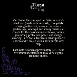 Puede incluir: Una imagen en blanco y negro de un frasco de hechizos con un sello de cera p&uacute;rpura. El frasco est&aacute; etiquetado como "Forest of and Fae" y contiene un hechizo de bendici&oacute;n para el hogar con ingredientes como sal negra, p&eacute;talos de rosa y amatista. El frasco mide aproximadamente 8,9 cm de alto.