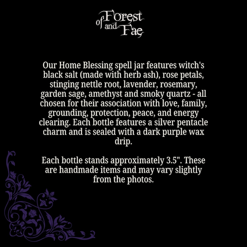 Puede incluir: Una imagen en blanco y negro de un frasco de hechizos con un sello de cera p&uacute;rpura. El frasco est&aacute; etiquetado como "Forest of and Fae" y contiene un hechizo de bendici&oacute;n para el hogar con ingredientes como sal negra, p&eacute;talos de rosa y amatista. El frasco mide aproximadamente 8,9 cm de alto.