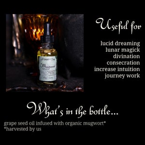 Puede incluir: Una peque&ntilde;a botella de vidrio &aacute;mbar con un gotero, llena de un l&iacute;quido dorado. La etiqueta de la botella dice "Forest + Fa Mugwort" y enumera los usos para so&ntilde;ar l&uacute;cido, magia lunar, adivinaci&oacute;n, consagraci&oacute;n, aumentar la intuici&oacute;n y el trabajo de viaje. La botella est&aacute; sobre una superficie oscura con una rama de madera.