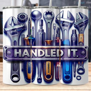 Vaso portaherramientas divertido: diseño "Handled It", regalo para manitas (PNG de 20 oz, descarga digital)