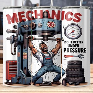 Könnte beinhalten: Ein weißer Becher mit einer Cartoon-Illustration eines Mechanikers, der ein schweres Gewicht hebt. Der Text "MECHANICS 35th" befindet sich oben auf dem Becher. Der Text "DO IT BETTER UNDER PRESSURE" befindet sich unten auf dem Becher. Ein Messgerät zeigt "BAR PSI" an und hat Zahlen von 20 bis 160.