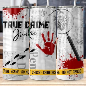 Könnte beinhalten: Ein weißer Becher mit einem Zeitungsdruckdesign. Das Design enthält einen roten Handabdruck, eine Lupe und ein rotes Absperrband mit dem Text "TRUE CRIME Junkie" und "CRIME SCENE - DO NOT CROSS".
