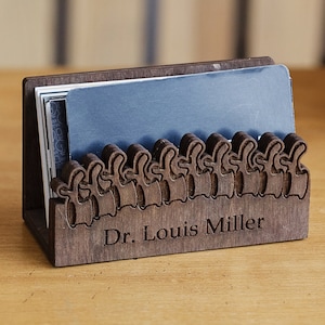 Chiropraktor Tischkartenhalter, Holz Visitenkartenhalter, benutzerdefinierte Holz Monogramm Schreibtisch Kartenständer, Physiotherapie Geschenk, Chiropraktor Geschenk