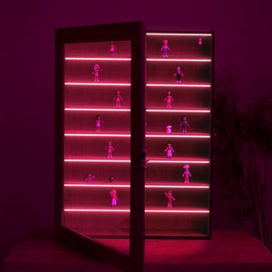 Display LED para colecionáveis, Vitrine para figuras com porta de vidro, Vitrina de madeira com led, Prateleiras expositoras, Prateleira expositora
