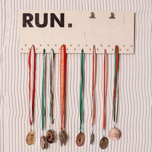 Porta medaglie in legno personalizzato: per maratoneti