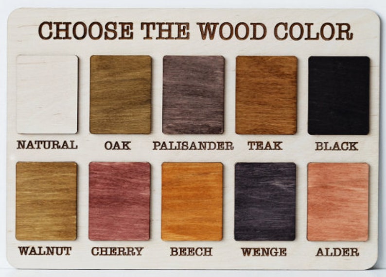 Pu&ograve; includere: Una tabella colori in legno con la scritta "CHOOSE THE WOOD COLOR" in alto. La tabella mostra 10 campioni di legno rettangolari in vari colori, tra cui naturale, rovere, palissandro, teak e nero.
