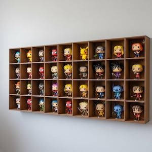 Puede incluir: Una estantería de pared rectangular de madera con treinta y dos compartimentos cuadrados individuales. Cada hueco contiene una pequeña figura coleccionable de vinilo, incluyendo varios personajes de medios populares, en cuatro filas.