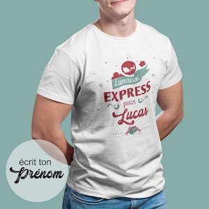 Peut inclure: T-shirt blanc avec un motif de Noël rouge et vert qui dit "Livraison Express pour Lucas". Le texte "écrit ton prénom" est écrit en noir sur un cercle blanc.