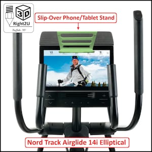 Peut inclure: Un support de téléphone et de tablette vert clair imprimé en 3D, fixé sur la console d'un vélo elliptique noir NordTrack Airglide 14i. La console affiche un écran montrant une personne faisant de la randonnée dans un paysage de montagne enneigé.