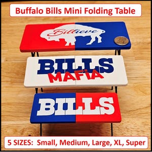 Puede incluir: Mini mesas plegables en rojo, blanco y azul, con el texto y el logotipo de "Buffalo Bills" y "Billieve". La mesa del medio dice "Bills Mafia". Disponibles en cinco tamaños: Pequeño, Mediano, Grande, XL y Super.