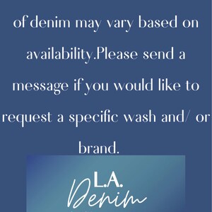 Pu&ograve; includere: Una grafica di testo blu e bianca con le parole "Si prega di notare che i lavaggi e i marchi del denim possono variare in base alla disponibilit&agrave;. Invia un messaggio se desideri richiedere un lavaggio e/o un marchio specifico."  Sotto il testo c'&egrave; un logo blu e bianco che dice "L.A. Denim clothing company."