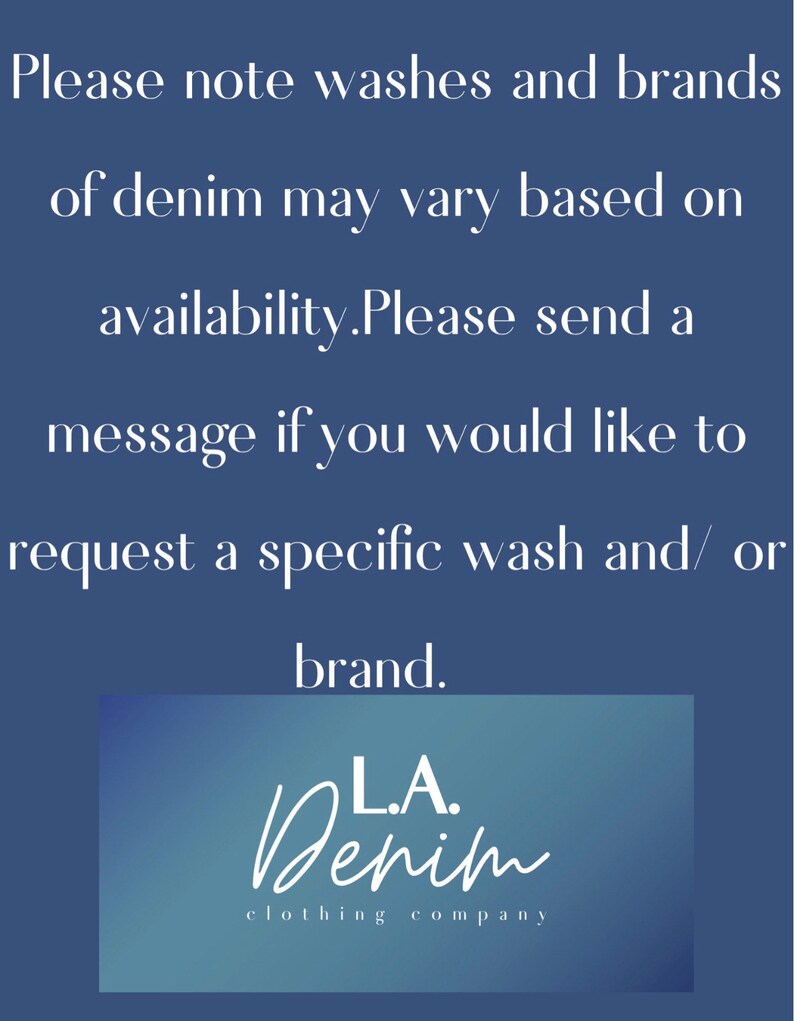 Pu&ograve; includere: Una grafica di testo blu e bianca con le parole "Si prega di notare che i lavaggi e i marchi del denim possono variare in base alla disponibilit&agrave;. Invia un messaggio se desideri richiedere un lavaggio e/o un marchio specifico."  Sotto il testo c'&egrave; un logo blu e bianco che dice "L.A. Denim clothing company."