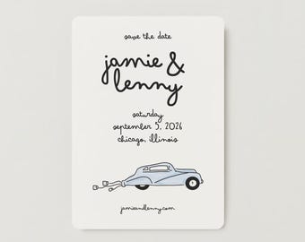 Op de afbeelding: Save the date-kaart met een zwart-witte illustratie van een auto met een blauwe carrosserie en witte bekleding. De tekst op de kaart luidt "save the date", "jamie & lenny", "saturday", "september 5, 2026", "chicago, illinois" en "jamicandlenny.com".