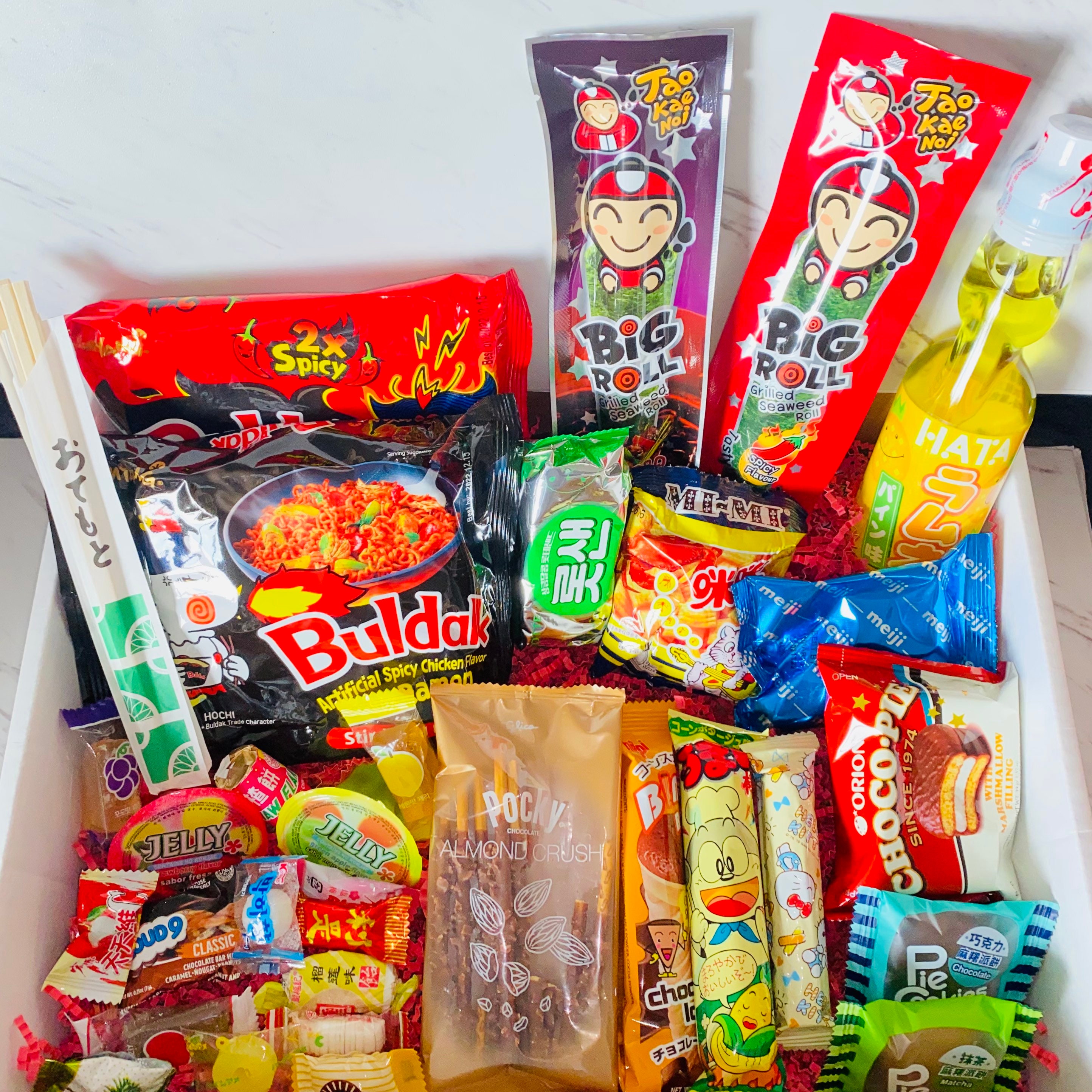16 PCS Exotic Asian Snack Box Ramen Candy Drinks Japanese Snacks