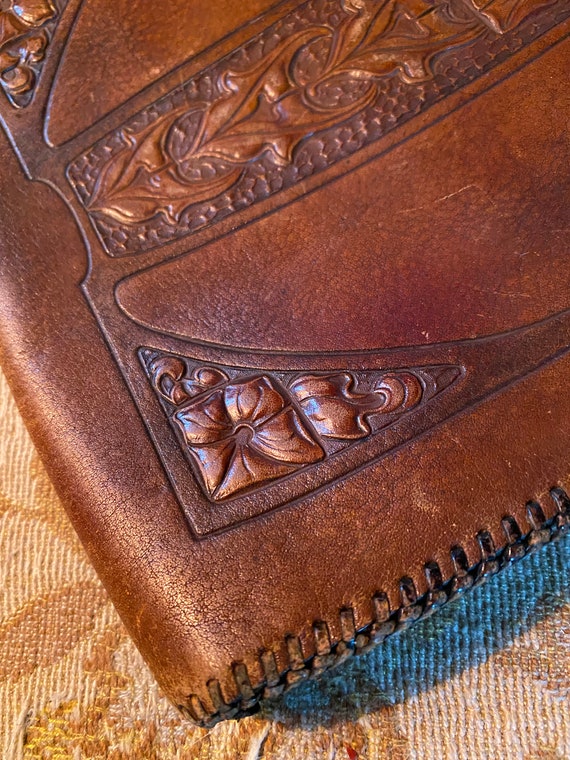 1918 Art nouveau tooled leather purse - image 7