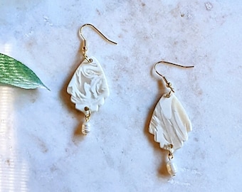 Art Déco Marbre Blanc Polymère Argile Boucles d’Oreilles avec Accent Perle