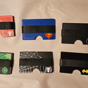 Cartera minimalista inspirada en superhéroes