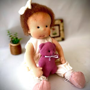 Muñeca Waldorf hecha a mano: peluche de algodón y lana orgánicos, regalo ecológico.