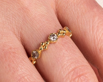 Anillo delicado de oro macizo de 14 quilates con diamante color champán: anillo minimalista con diseño de panal.