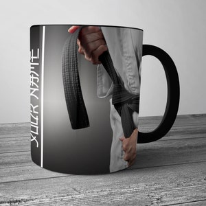 Taza personalizada con tu nombre. Cinturón negro, kárate, judo, taekwondo. Regalo perfecto para Navidad o cumpleaños.